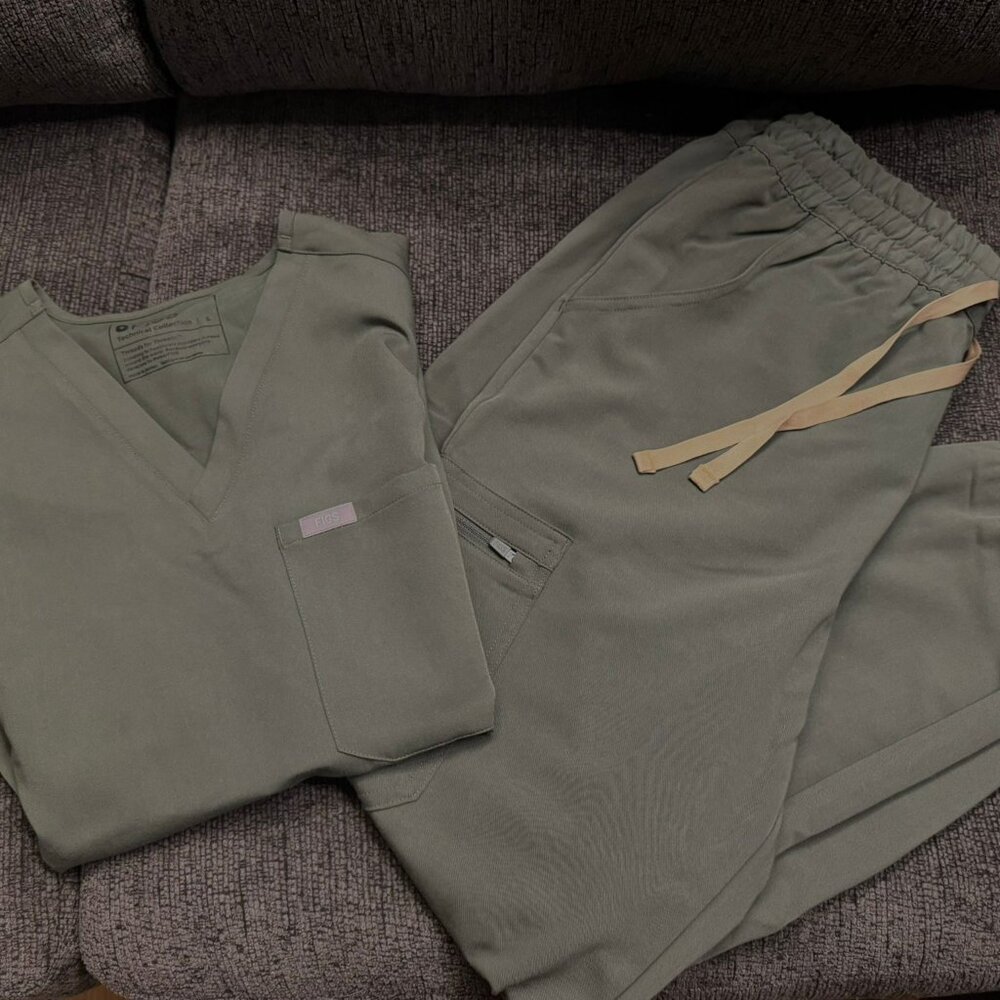 NWT Figs Reg "Moss" Catarina Top (Small) & Uman Jogger Pants (Medium) Scrub Set